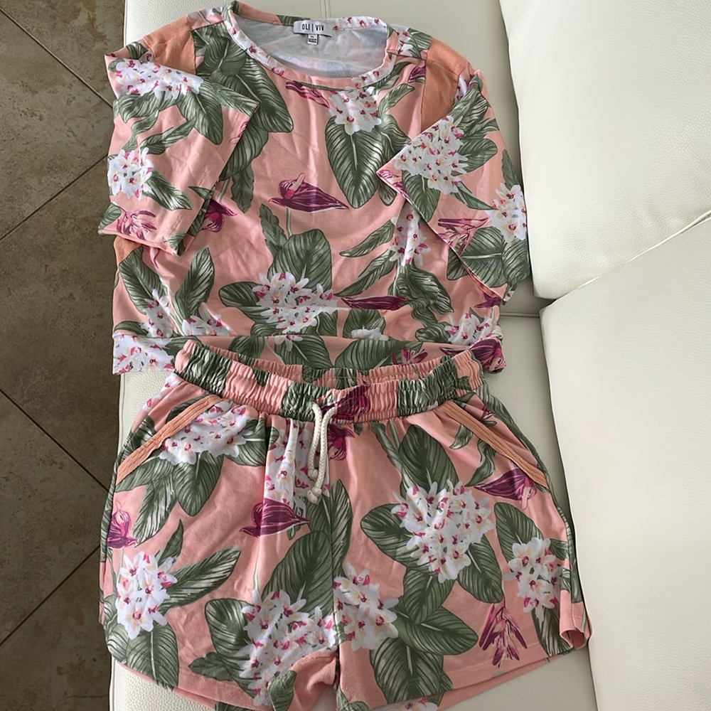 Top and Shorts Set 🌸 great for Spring and summer